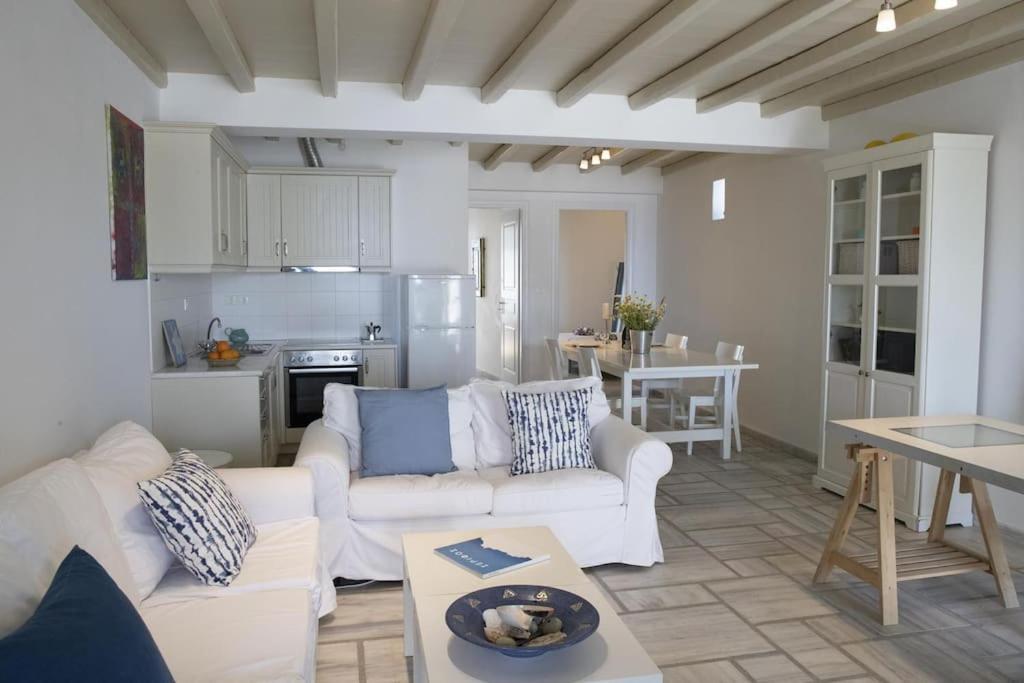 Beachfront 2Br Apartment - Free Parking Livadi  Exteriör bild